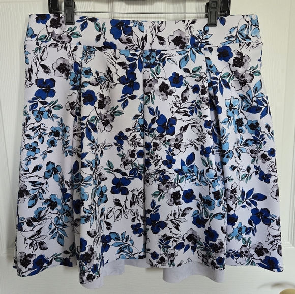 torrid Dresses & Skirts - Torrid Blue Flower Skirt Size 0X Floral Pleated Spring Summer